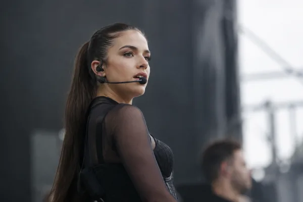 The Complete Guide to Head Mics For Singing