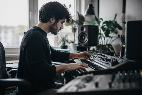 The Complete Guide to Synthesizer Keyboards