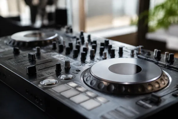 Native Instruments Dj Controller: A Complete Buyer's Guide