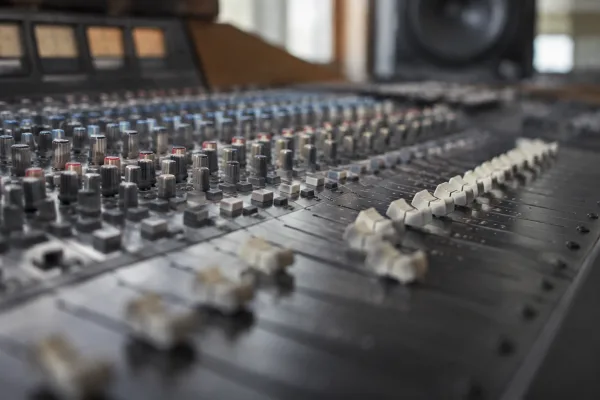 Analog Mixing Desk: A Complete Buyer's Guide
