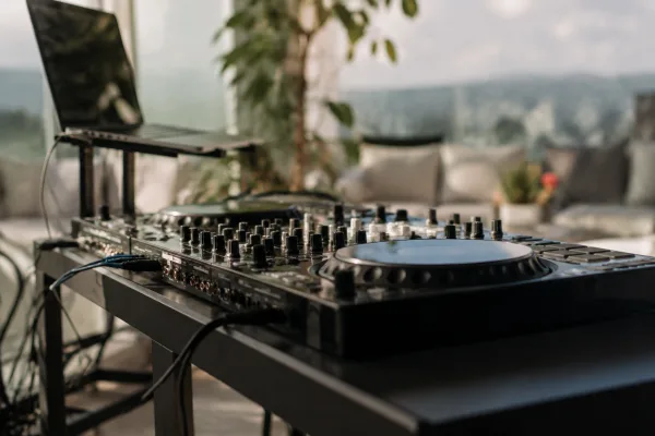 Dj Controller Stand for Beginners: A Complete Guide