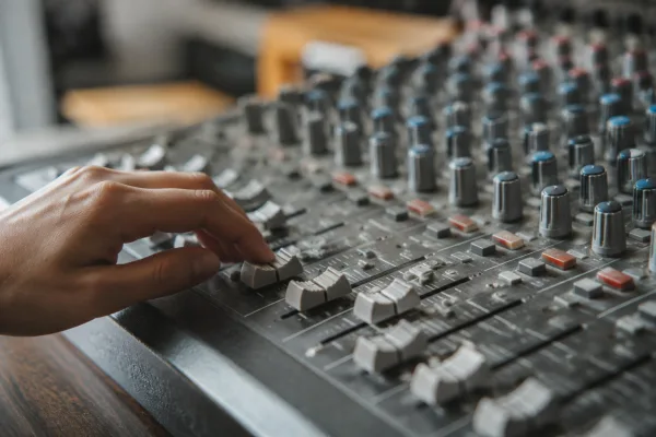 Analogue Mixing Console for Beginners: A Complete Guide