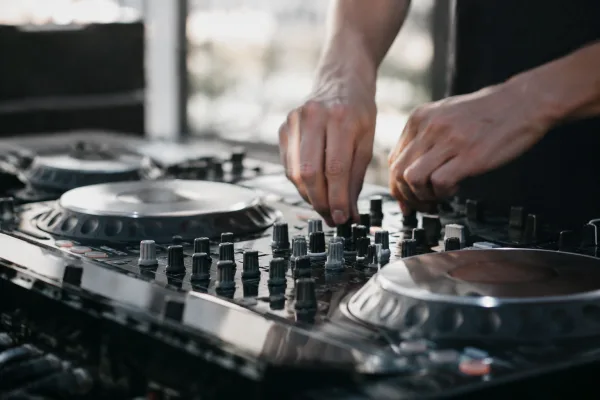 Mixer For Turntables: A Complete Buyer's Guide